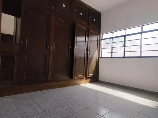 Imagem 8: Sobrado para Venda Possui 450 Metros Quadrados com 6 Quartos em Monte Castelo - Campo Gran
