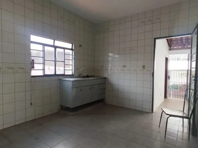 Imagem 7: Sobrado para Venda Possui 450 Metros Quadrados com 6 Quartos em Monte Castelo - Campo Gran