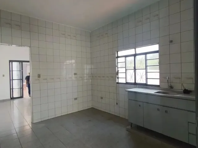 Imagem 6: Sobrado para Venda Possui 450 Metros Quadrados com 6 Quartos em Monte Castelo - Campo Gran
