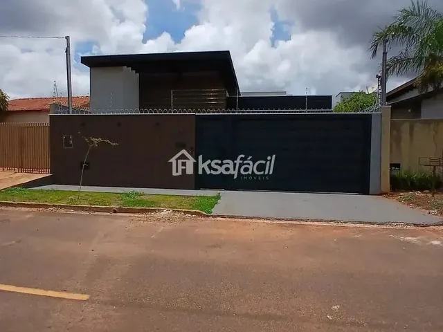 Imagem: A casa possui 3 Dormitórios, 2 Banheiros, 2 Vagas na