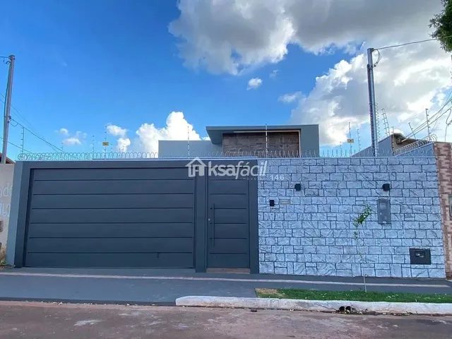 Imagem: A casa possui 3 Dormitórios, 1 Suíte, 3 Banheiros, 3