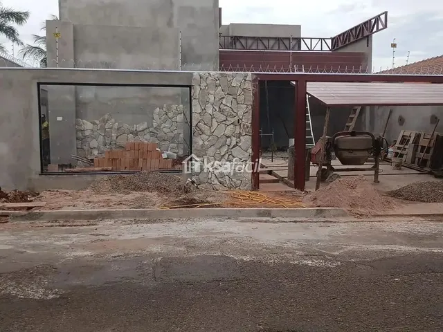 Imagem: A casa possui 3 Dormitórios, 3 Suítes, 2 Banheiros, 2