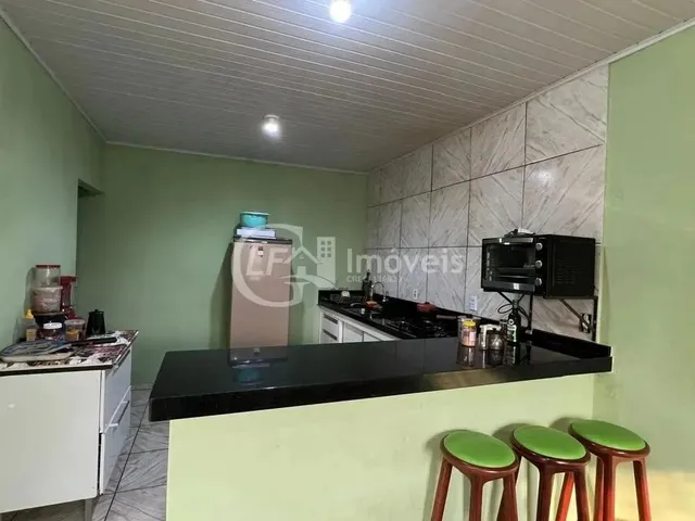 Imagem: A casa possui 4 Dormitórios, 2 Banheiros, 3 Vagas na