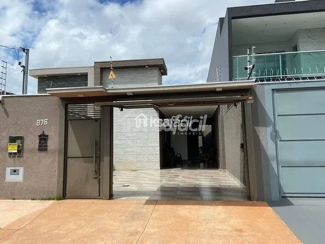 Imagem: A casa possui 3 Dormitórios, 3 Banheiros, 2 Vagas na