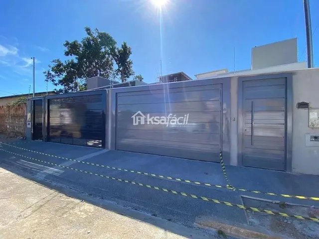 Imagem: A casa possui 3 Dormitórios, 2 Banheiros, 118m² de Área