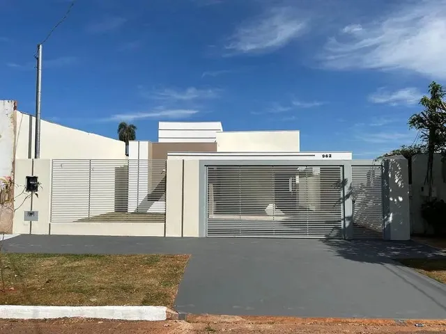 Imagem: A casa possui 2 Dormitórios, 1 Suíte, 1 Banheiro, 2 Vagas