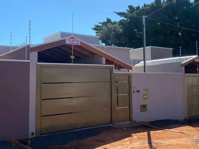 Imagem: A casa possui 2 Dormitórios, 2 Banheiros, 2 Vagas na