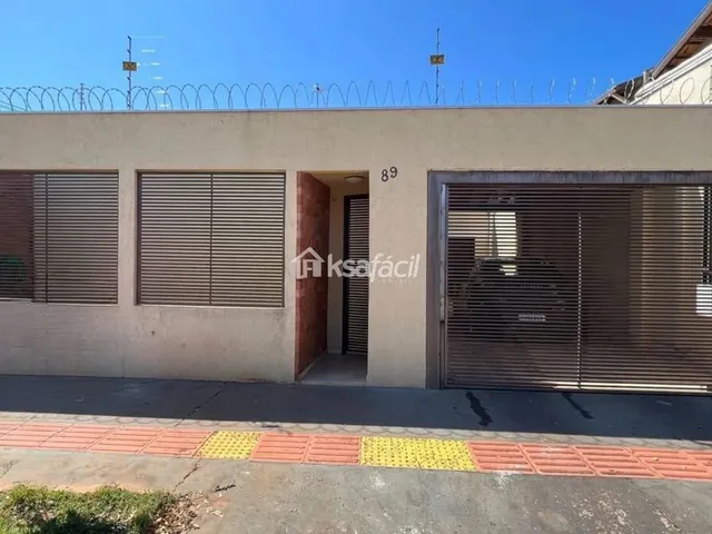 Imagem: A casa possui 4 Dormitórios, 2 Suítes, 3 Banheiros, 2