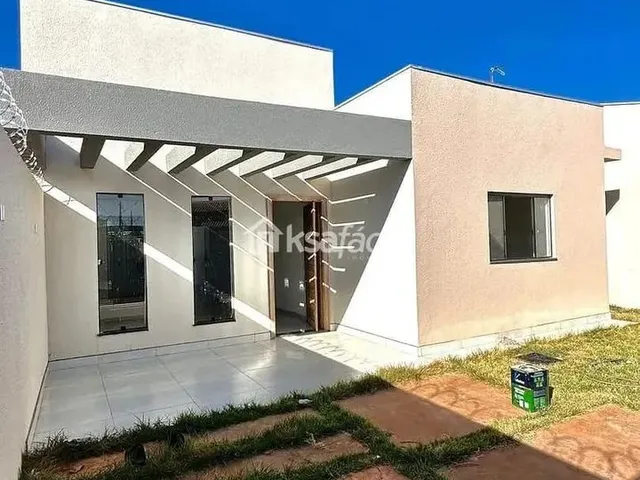 Imagem: A casa possui 3 Dormitórios, 1 Suíte, 1 Banheiro, 2 Vagas
