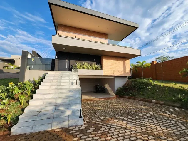 Imagem: A casa possui 4 Dormitórios, 1 Suíte, 3 Banheiros, 2
