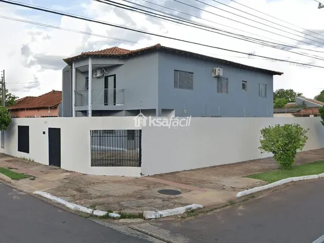 Imagem: A casa possui 4 Dormitórios, 2 Banheiros, 5 Vagas na