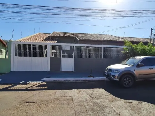 Imagem: A casa possui 5 Dormitórios, 1 Suíte, 4 Banheiros, 4