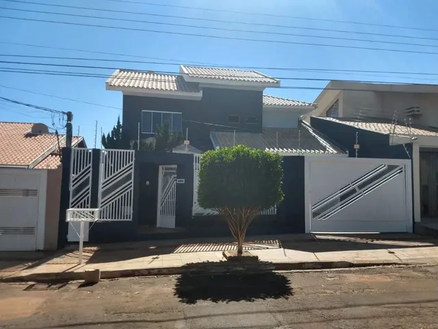 Imagem: A casa possui 3 Dormitórios, 1 Suíte, 3 Banheiros, 1 Vaga