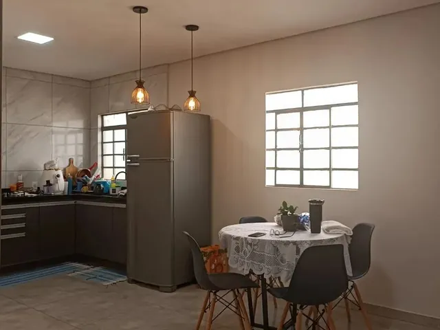Imagem: A casa possui 3 Dormitórios, 1 Suíte, 2 Banheiros, 3