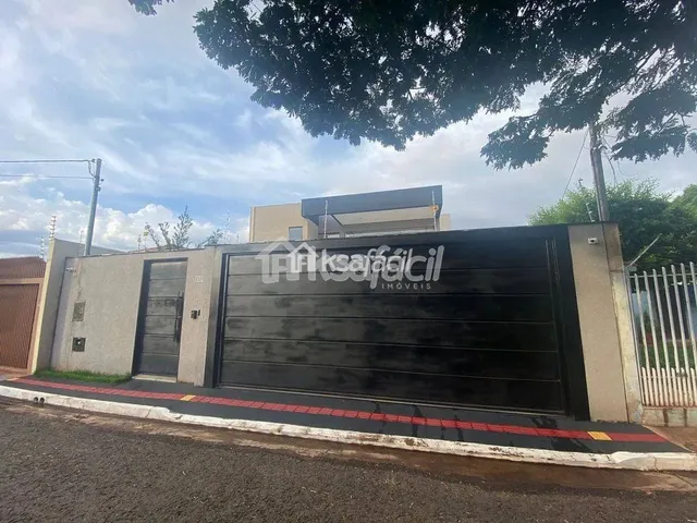 Imagem: A casa possui 4 Dormitórios, 4 Banheiros, 4 Vagas na