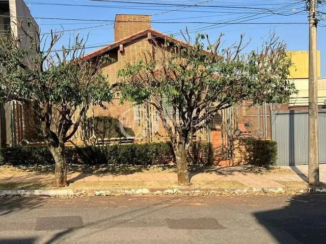 Imagem: A casa possui 3 Dormitórios, 1 Suíte, 4 Banheiros, 3