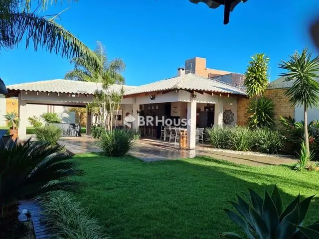 Imagem: A casa possui 3 Dormitórios, 1 Suíte, 3 Banheiros, 2