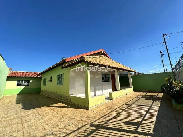 Imagem: A casa possui 2 Dormitórios, 2 Banheiros, 4 Vagas na