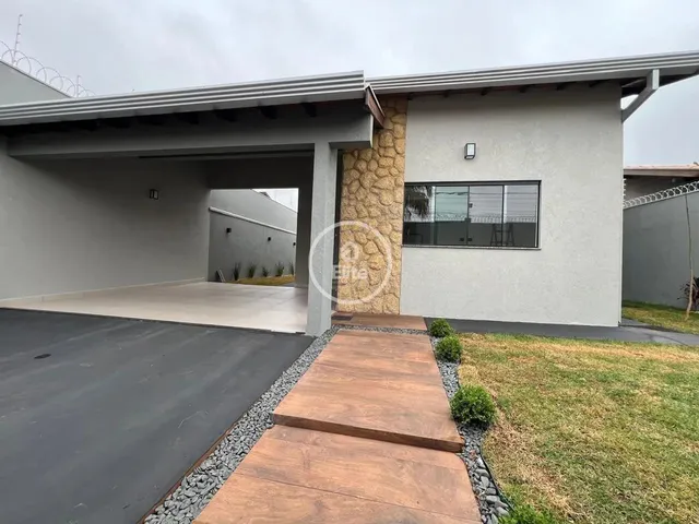 Imagem: A casa possui 3 Dormitórios, 1 Suíte, 2 Banheiros, 4