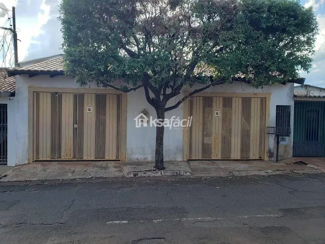 Imagem: A casa possui 3 Dormitórios, 1 Banheiro, 165m² de Área e