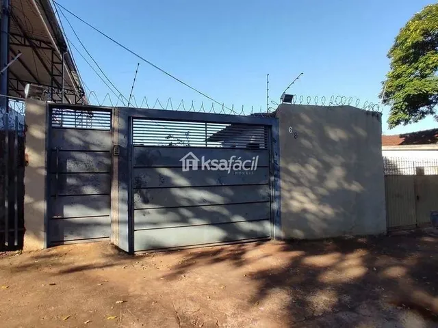 Imagem: A casa possui 3 Dormitórios, 1 Banheiro, 5 Vagas na