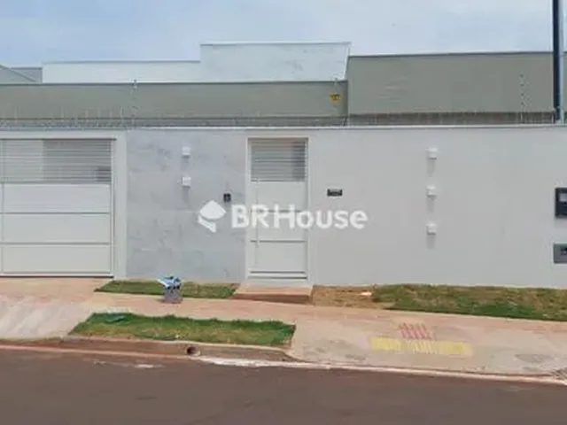 Imagem: A casa possui 3 Dormitórios, 1 Suíte, 2 Banheiros, 2