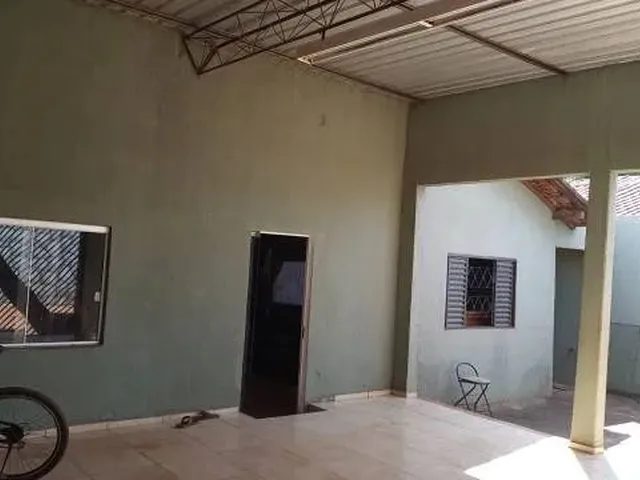 Imagem: A casa possui 3 Dormitórios, 2 Banheiros, 1 Vaga na