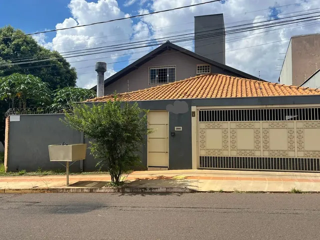 Imagem: A casa possui 4 Dormitórios, 1 Suíte, 3 Banheiros, 4