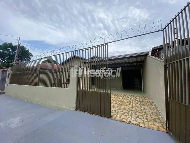Imagem: A casa possui 3 Dormitórios, 2 Banheiros, 4 Vagas na