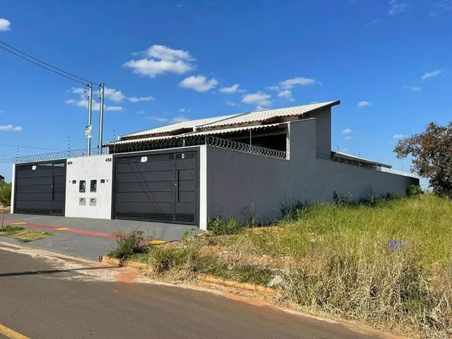 Imagem: A casa possui 2 Dormitórios, 1 Suíte, 2 Banheiros, 2