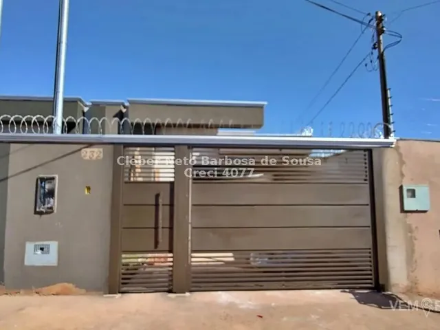Imagem: A casa possui 3 Dormitórios, 2 Banheiros, 2 Vagas na
