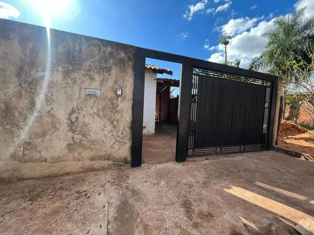 Imagem: A casa possui 2 Dormitórios, 1 Banheiro, 2 Vagas na