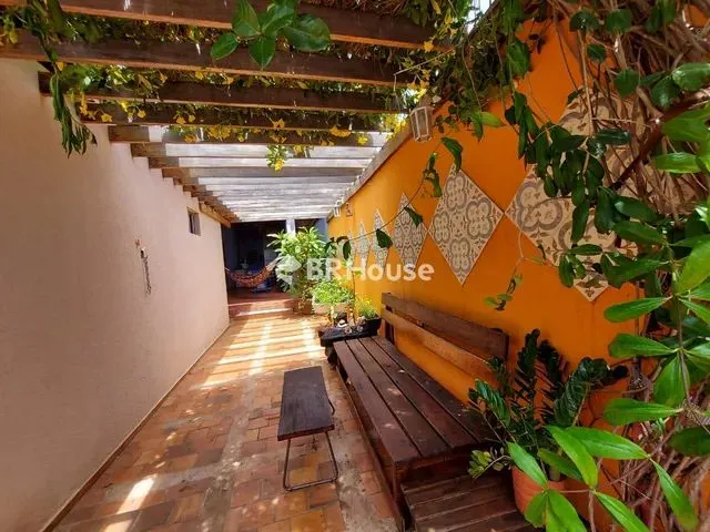 Imagem: A casa possui 4 Dormitórios, 3 Suítes, 4 Banheiros, 2