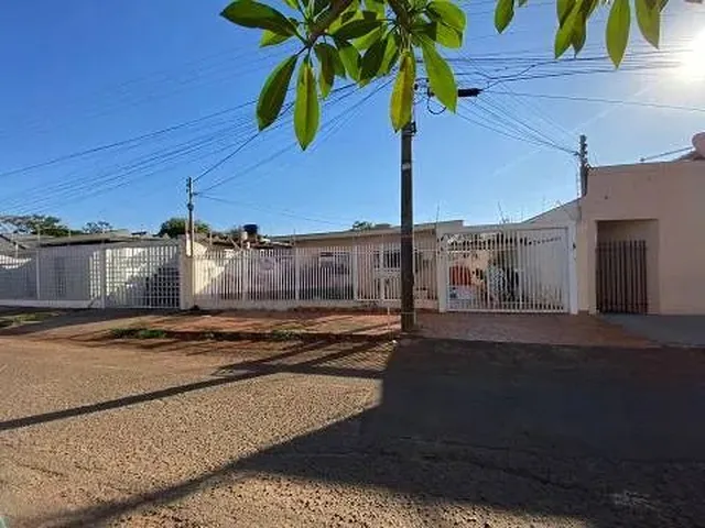 Imagem: A casa possui 4 Dormitórios, 1 Suíte, 2 Banheiros, 2
