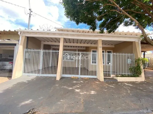 Imagem: A casa possui 3 Dormitórios, 2 Banheiros, 2 Vagas na
