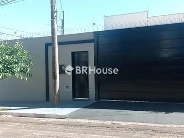 Imagem: A casa possui 2 Dormitórios, 1 Suíte, 2 Banheiros, 2