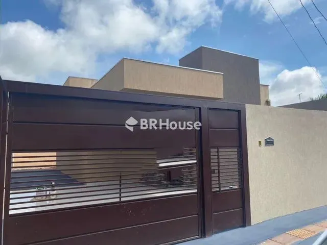 Imagem: A casa possui 3 Dormitórios, 1 Suíte, 2 Banheiros, 2