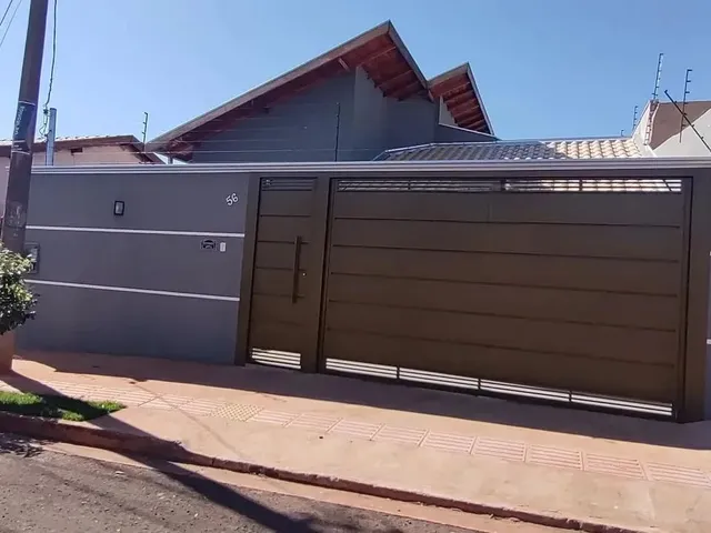 Imagem: A casa possui 3 Dormitórios, 1 Suíte, 3 Banheiros, 2