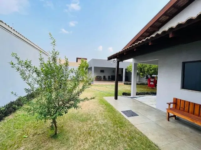 Imagem: A casa possui 2 Dormitórios, 1 Suíte, 3 Banheiros, 5