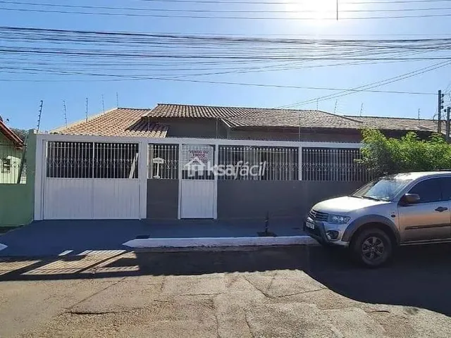 Imagem: A casa possui 4 Dormitórios, 1 Suíte, 4 Banheiros, 5