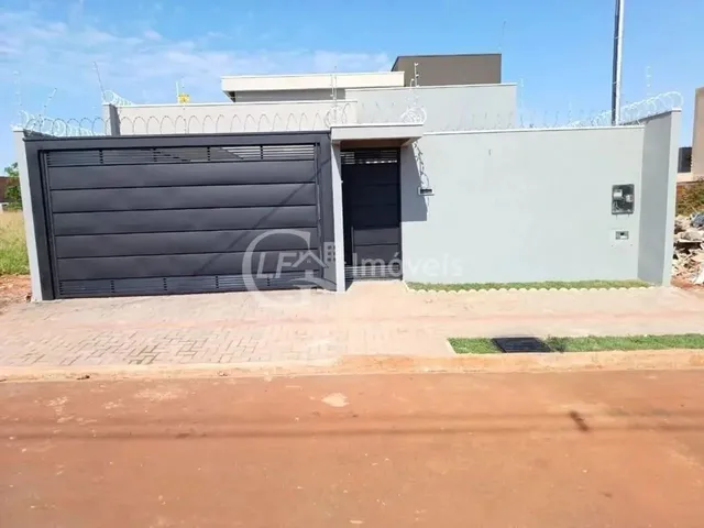 Imagem: A casa possui 2 Dormitórios, 1 Suíte, 1 Banheiro, 2 Vagas