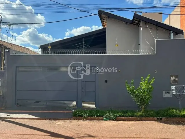Imagem: A casa possui 3 Dormitórios, 3 Suítes, 2 Banheiros, 2