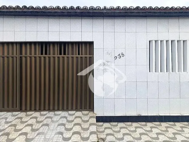 Imagem: A casa possui 3 Dormitórios, 2 Banheiros, 3 Vagas na