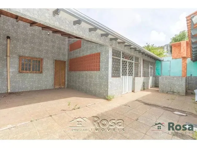 Imagem: A casa possui 3 Dormitórios, 1 Suíte, 1 Banheiro, 2 Vagas
