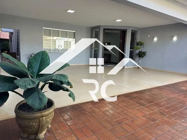Imagem: A casa possui 5 Dormitórios, 1 Suíte e está localizado