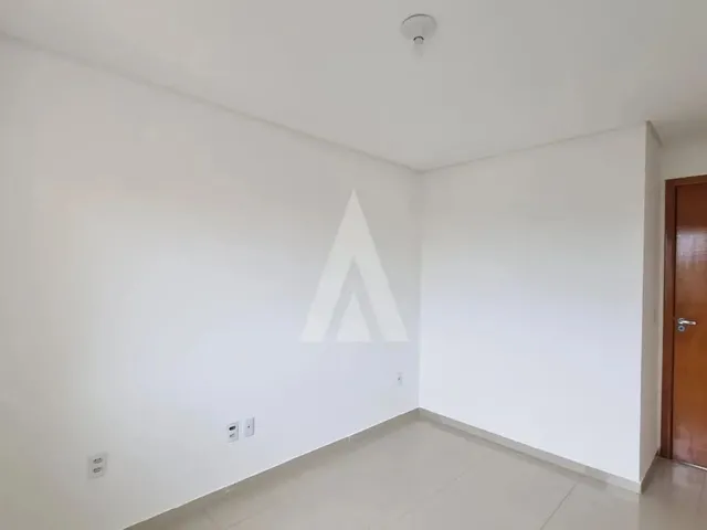 Imagem 3: Geminado com 2 Quartos, Sendo 1 Deles com Sacada, 1 Banheiro Social e 2 Vaga de Garagem No