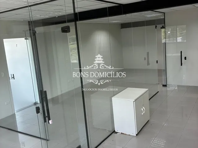 Imagem: A sala comercial possui 2 Banheiros, 2 Vagas na garagem,