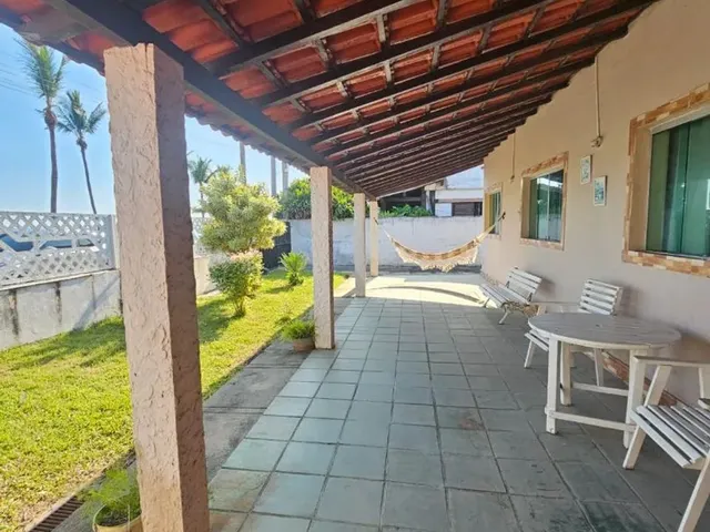 Imagem: A casa possui 3 Dormitórios, Acomodam 8 pessoas, 3 Vagas