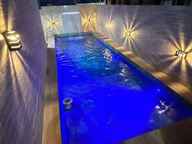 Imagem: A casa possui 2 Dormitórios, Acomodam 10 pessoas e está