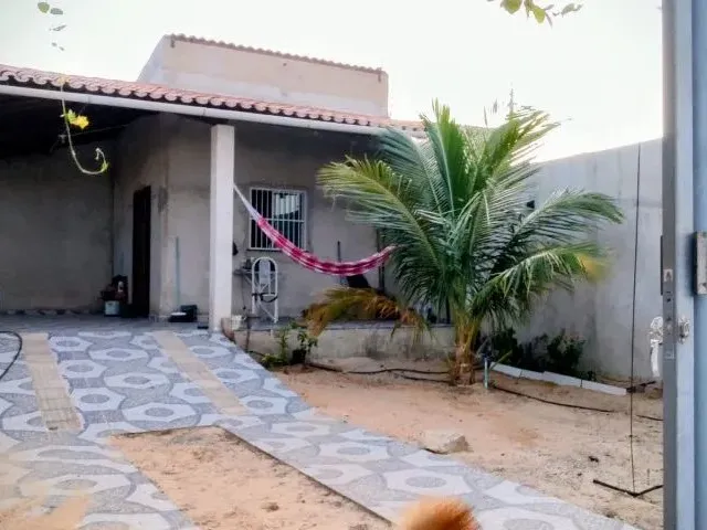 Imagem: A casa possui 2 Dormitórios, Acomodam 7 pessoas, 2 Vagas